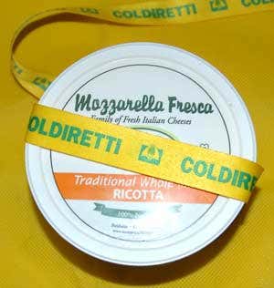 Una mozzarella di bufala made in Italy contraffatta
