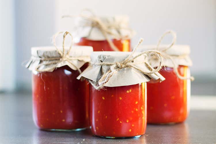 Falso concentrato di pomodoro bio Oltre 1 tonnellata sequestrata a Salerno Falso concentrato di pomodoro bio Oltre 1 tonnellata sequestrata a Salerno