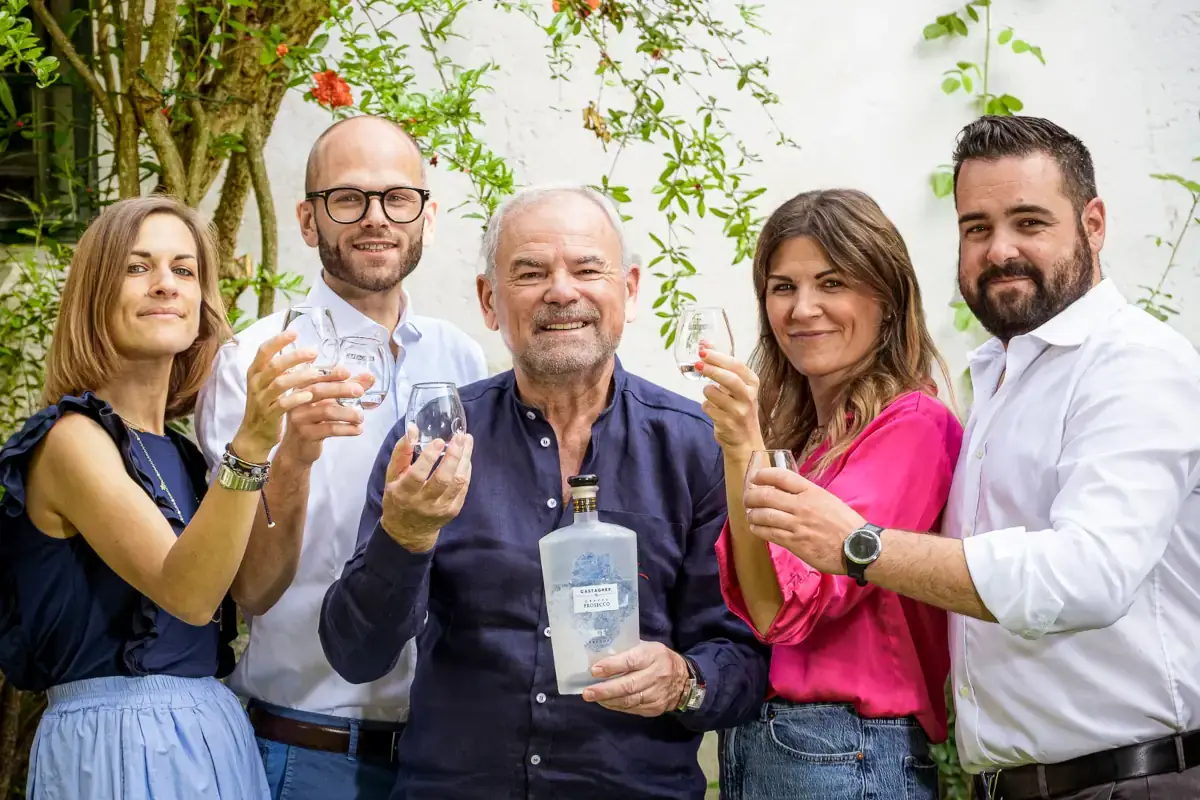 La Famiglia Castagner, da sinistra Giulia, Giovanni, Roberto, Silvia e Carlo&nbsp; Distilleria Castagner, pi&ugrave; attenzione alla sostenibilit&agrave; contro il caro energia
