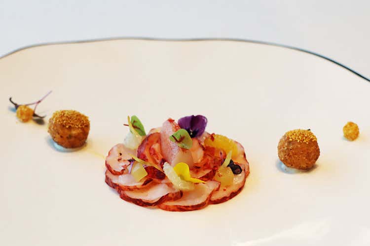 Insalata di astice blu agli agrumi, emulsione di corallo e pepe rosa