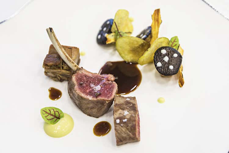 Variazione di agnello Laticauda, battuto di erbe mediterranee e aioli