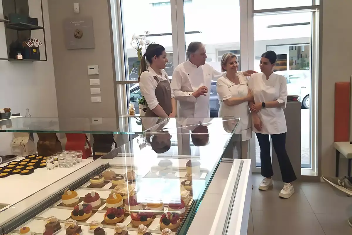 Mauro Pianel con la moglie Monica e le figlie nel loro locale Jesolo: viaggio nell&rsquo;eccellenza agroalimentare