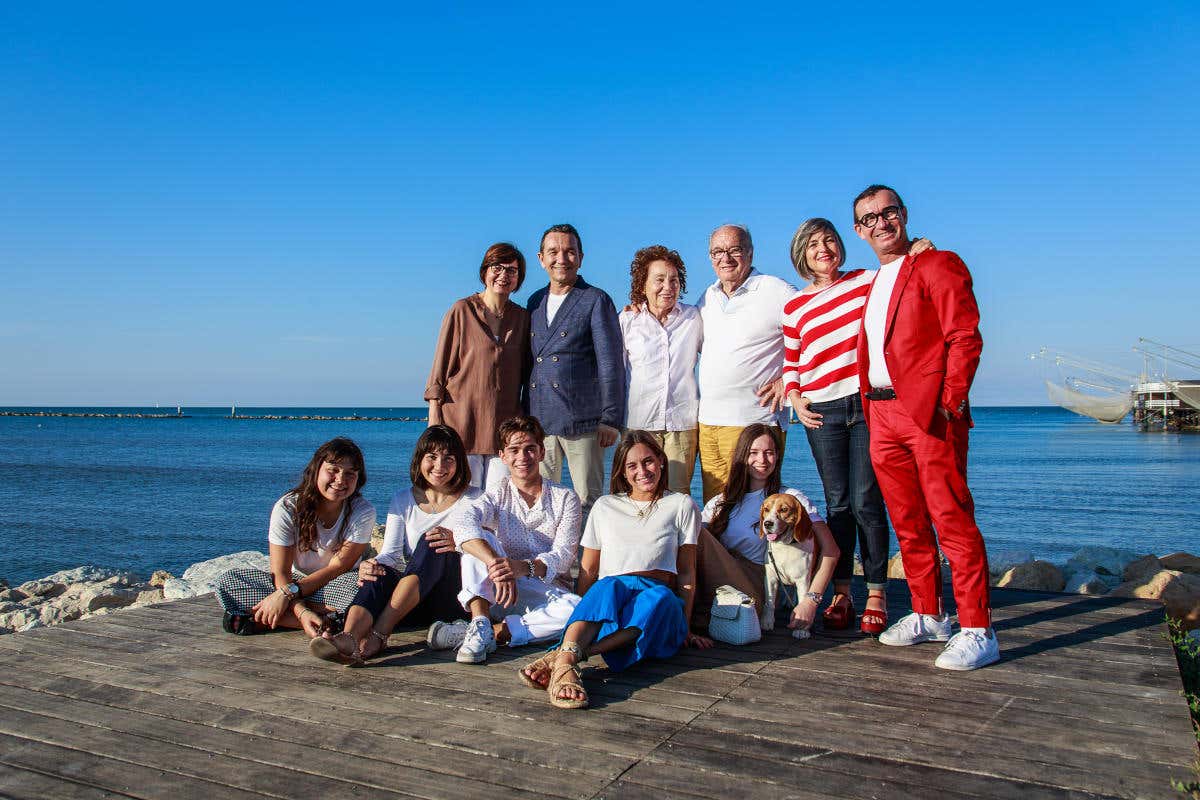La famiglia Ricci al completo, pronta ad accogliere i turisti per l'estate in Romagna Ricci Hotels: sulla riviera romagnola cinque strutture per vacanze per ogni gusto