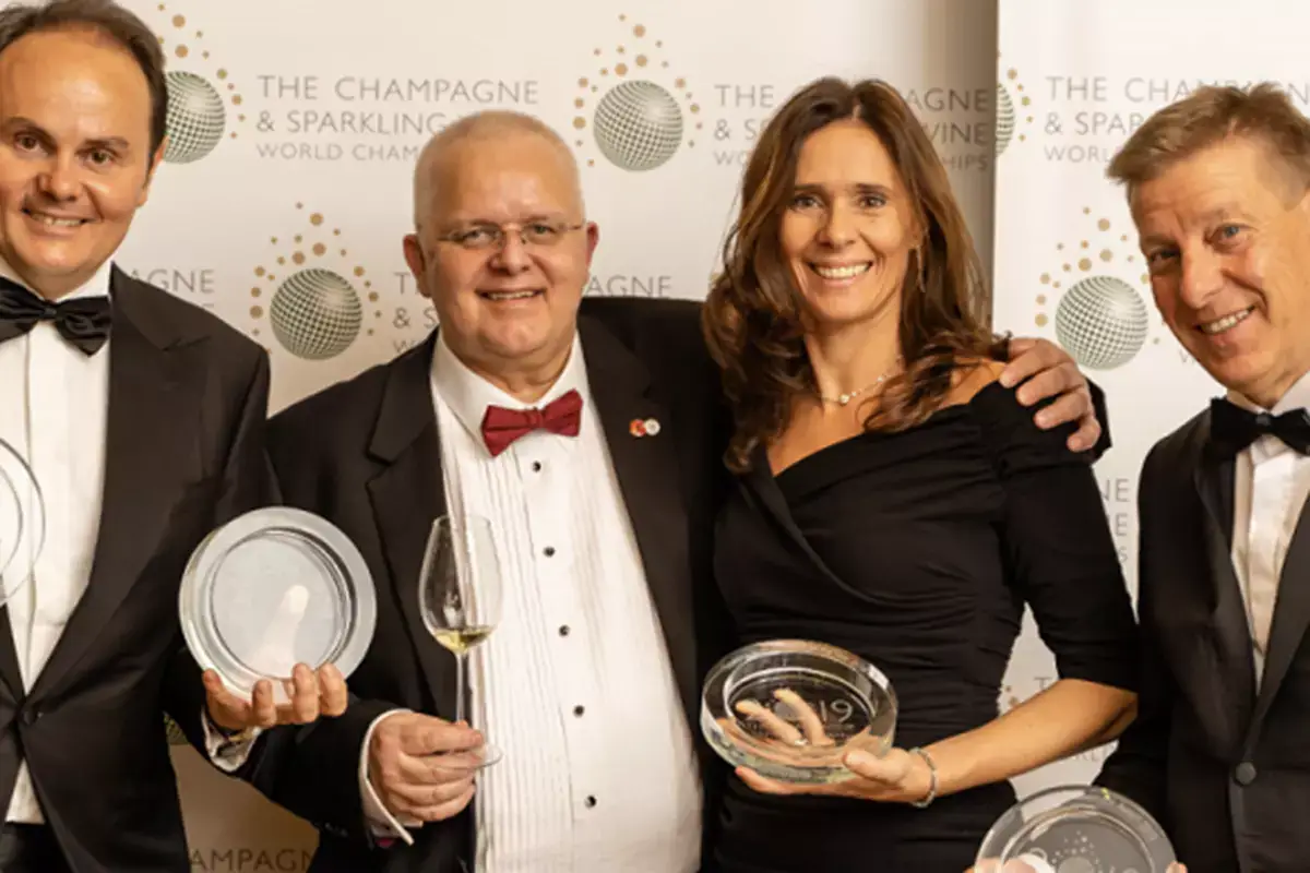 Matteo Lunelli, presidente e amministratore delegato delle Cantine Ferrari, con Tom Stevenson, Camilla Lunelli e Ruben Larentis Ferrari Perl&eacute;, un'icona che sfida il tempo