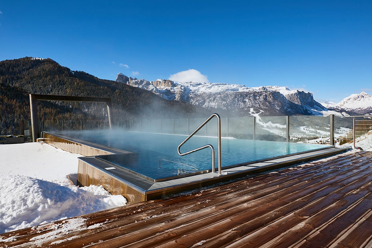 Un bagno in piscina con la neve intorno Vacanze di Natale all’Hotel Fanes: accoglienza famigliare e servizi 5 stelle