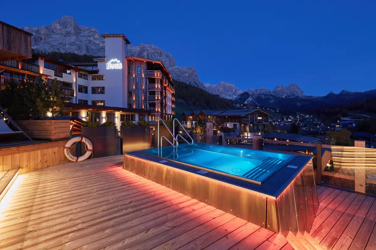 Una vasca della SPA dell'hotel Fanes Dolomiti Wellness Hotel Fanes, a San Cassiano 5 stelle di relax e gusto