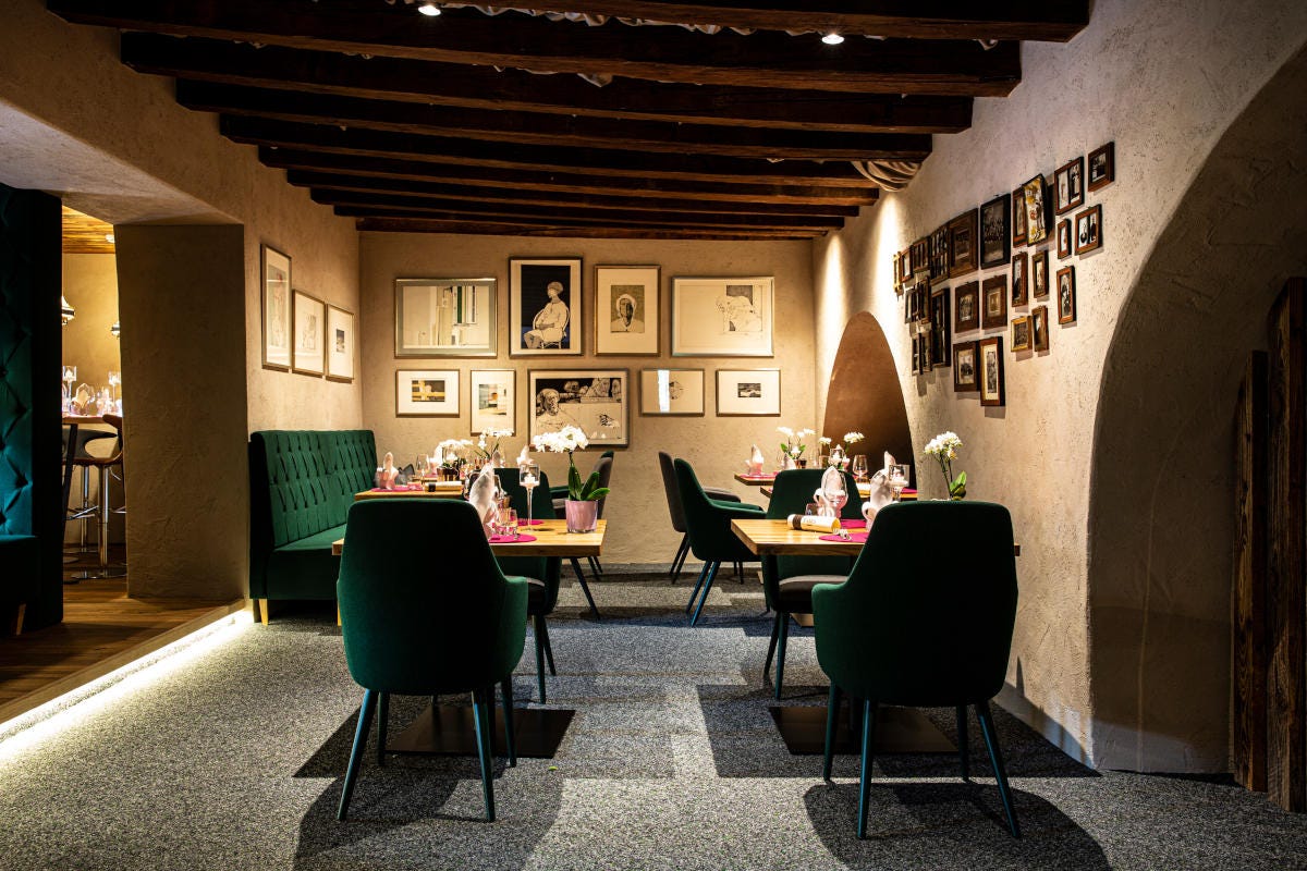 Una sala ristorante dell'hotel Fanes Dolomiti Wellness Hotel Fanes, a San Cassiano 5 stelle di relax e gusto