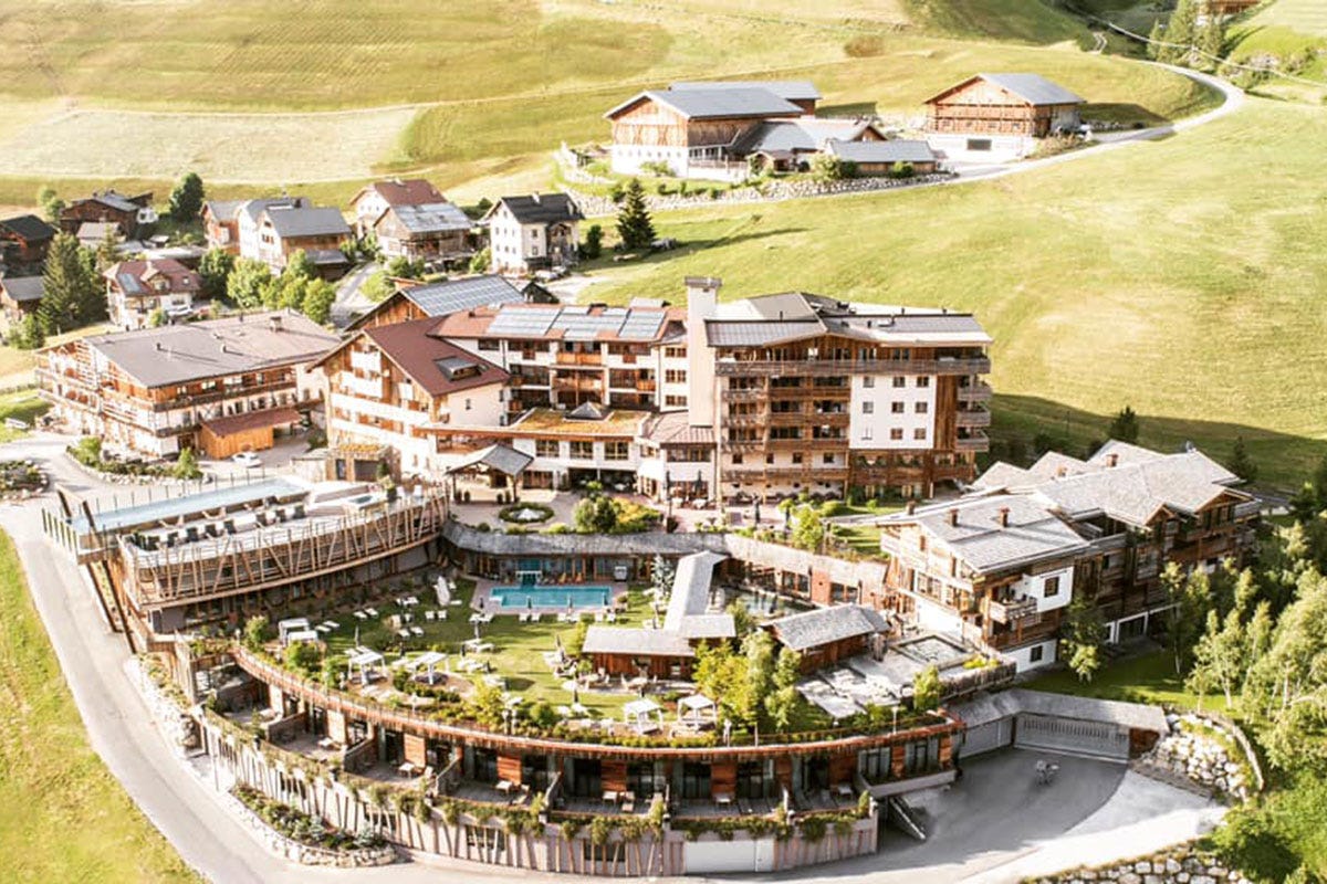 Una vista dall'alto del complesso dell'hotel Fanes Dolomiti Wellness Hotel Fanes, a San Cassiano 5 stelle di relax e gusto