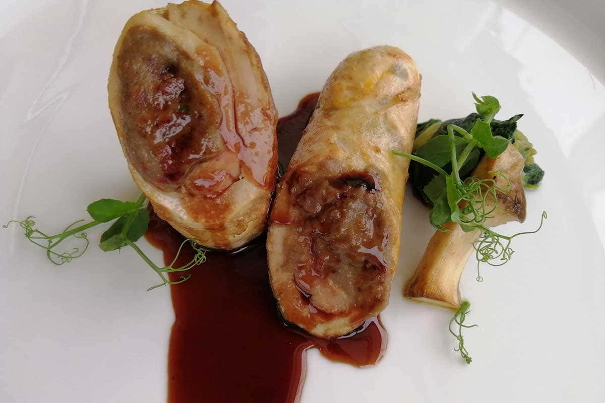 Faraona farcita con cacciatorino e salsa al vino rosso Tutto il gusto del Cacciatore in un panino, il Consorzio celebra il salame Dop