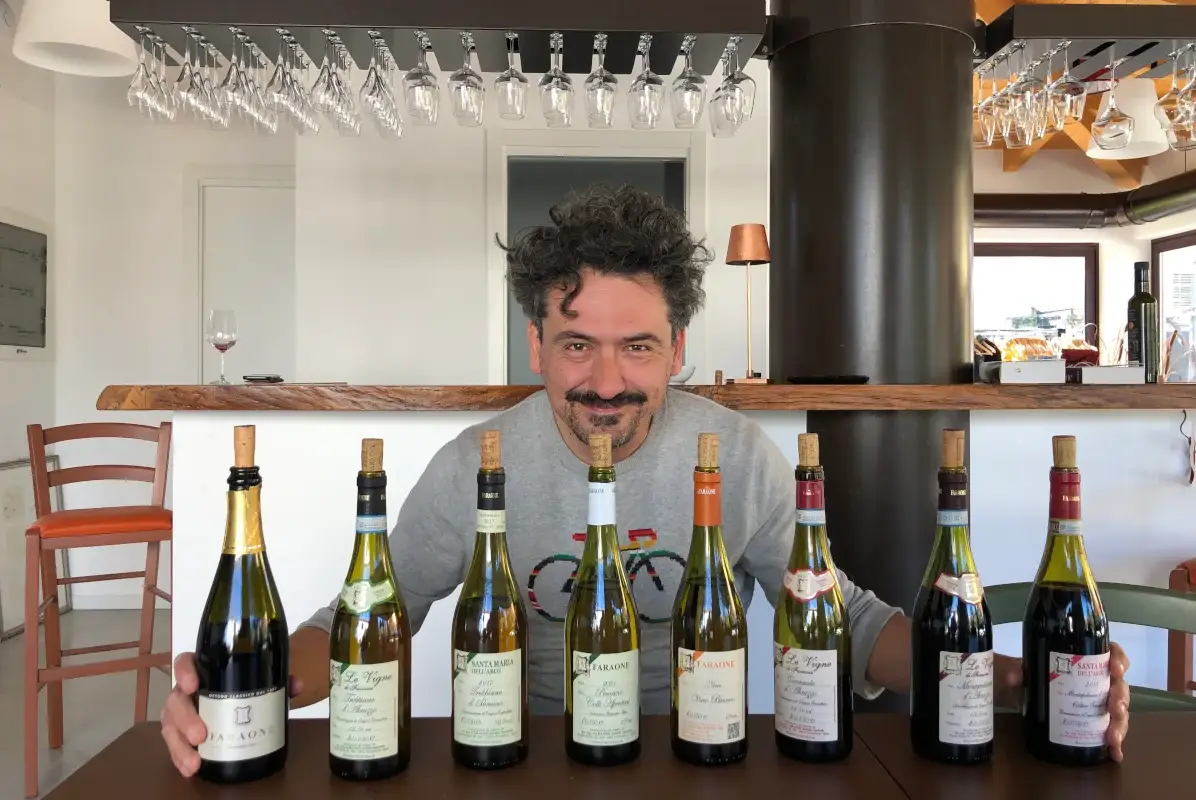 Federico Faraone con alcune bottiglie della produzione Faraone Vini, l&rsquo;Abruzzo enologico che si distingue