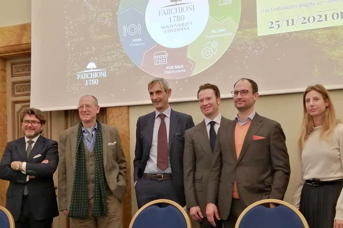 La presentazione del primo Bilancio di sostenibilit&agrave; di Farchioni. Secondo da sinistra, il presidente Pompeo Farchioni La sostenibilit&agrave;