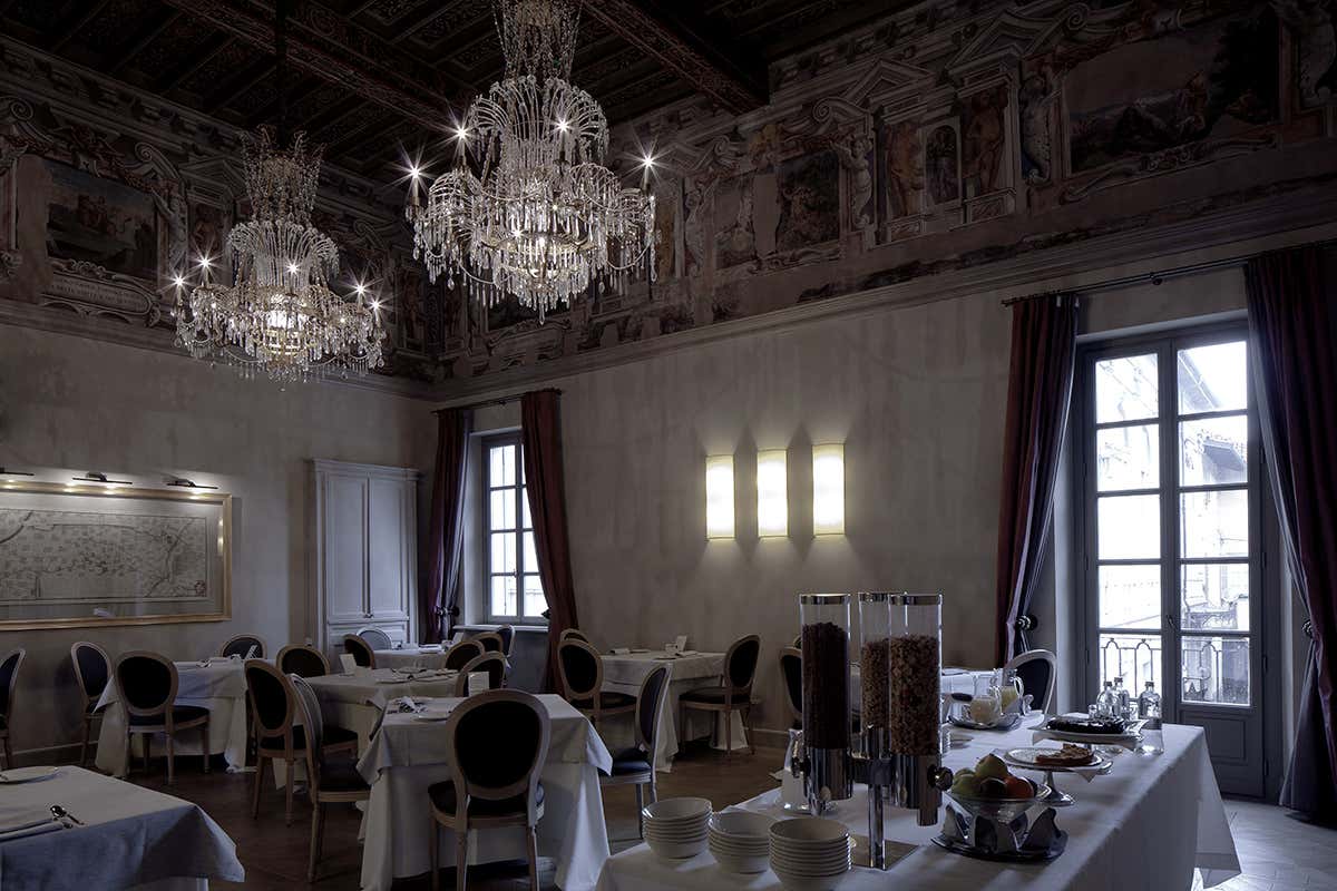 La sala colazione di Palazzo Righini La F&agrave;rcia in Trattoria, dal panino alla cucina tipica piemontese