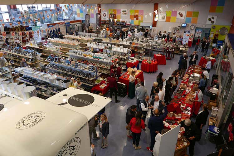 (Farcomi vuol dire affidabilità Da 40 anni al servizio dell’Horeca) (Farcomi vuol dire affidabilità Da 40 anni al servizio dell’Horeca)