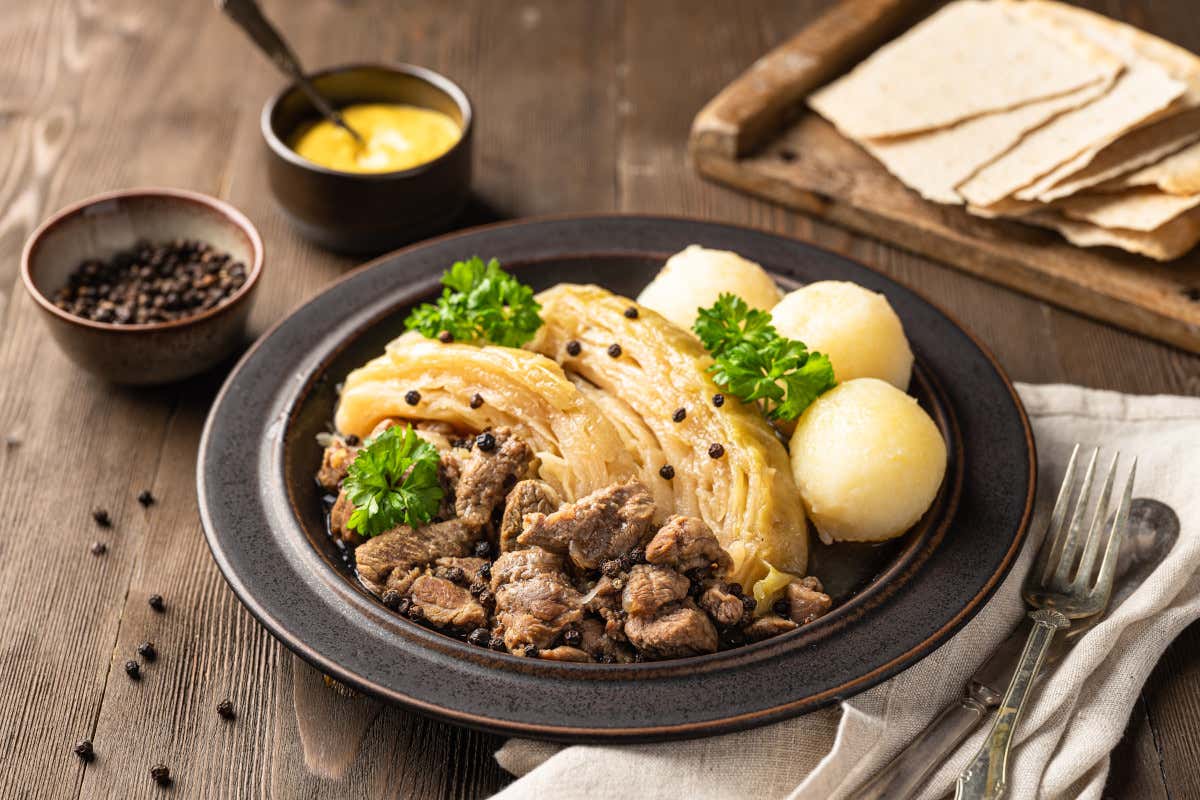 Il fårikål si prepara con pochi ingredienti e una lunga cottura