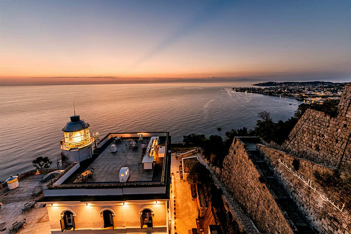 Il faro trasformato in ristorante e hotel: tramonti e alta cucina tra cielo e mare Il faro trasformato in ristorante e hotel: tramonti e alta cucina tra cielo e mare
