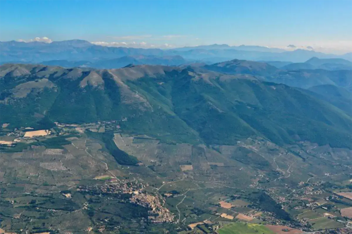 Una visione aerea della Fascia Olivata Spoleto-Assisi L'Umbria tenta il rilancio con tartufo, ospitalit&agrave; diffusa e riconoscimenti Unesco