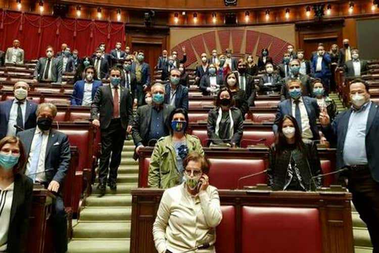 La Lega in Aula all'inizio della protesta - La fase della tensione: Lega stanzia in Aula, la Calabria apre i ristoranti