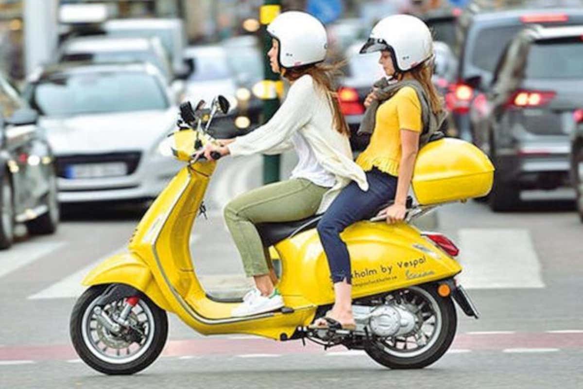 Scooter privati come taxi: a Firenze arriva Fasto, l’app che minaccia i tassisti