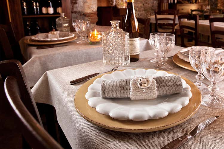 (In tavola stile, eleganza ed ecologia con le linee di tovagliato Fato) (In tavola stile, eleganza ed ecologia con le linee di tovagliato Fato)