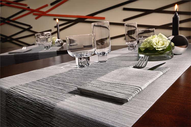 (In tavola stile, eleganza ed ecologia con le linee di tovagliato Fato) (In tavola stile, eleganza ed ecologia con le linee di tovagliato Fato)