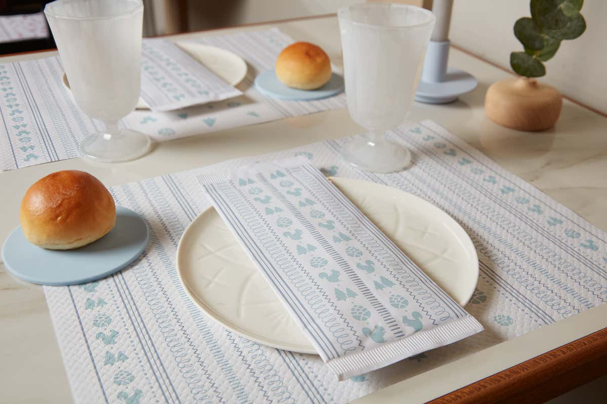 La mise en place diventa linguaggio: anche il tovagliato racconta l’identità di un locale