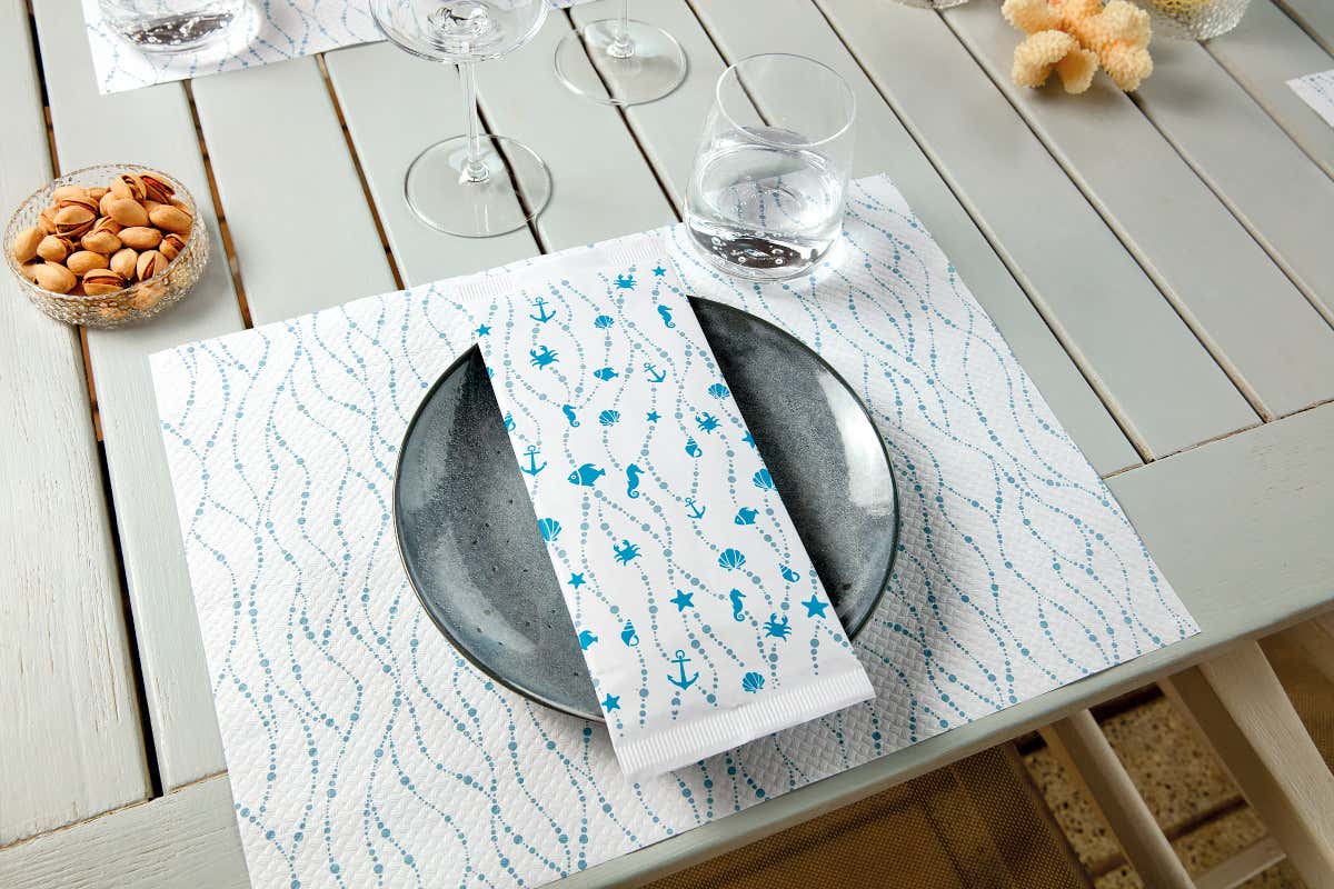 La mise en place diventa linguaggio: anche il tovagliato racconta l’identità di un locale