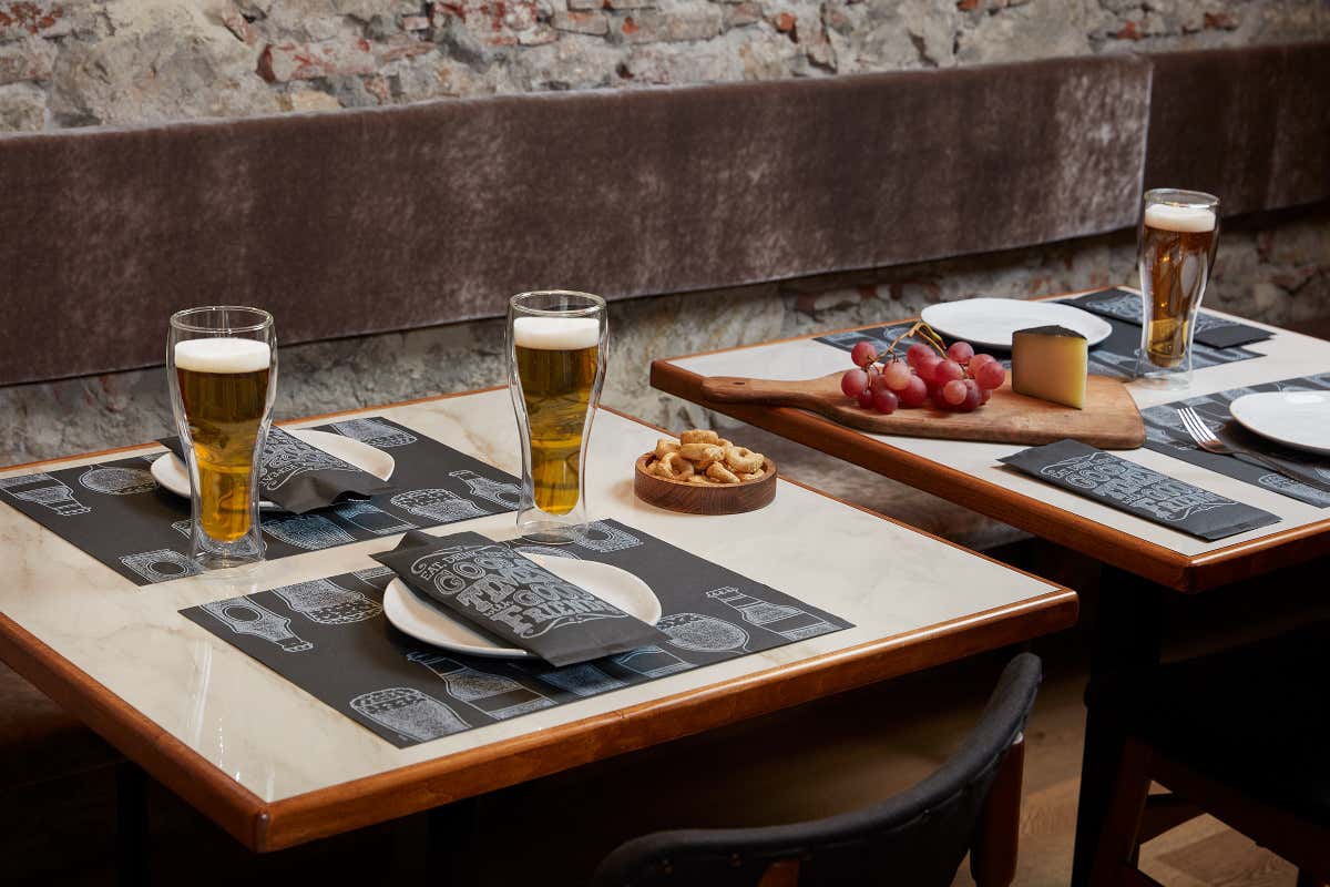 La mise en place diventa linguaggio: anche il tovagliato racconta l’identità di un locale