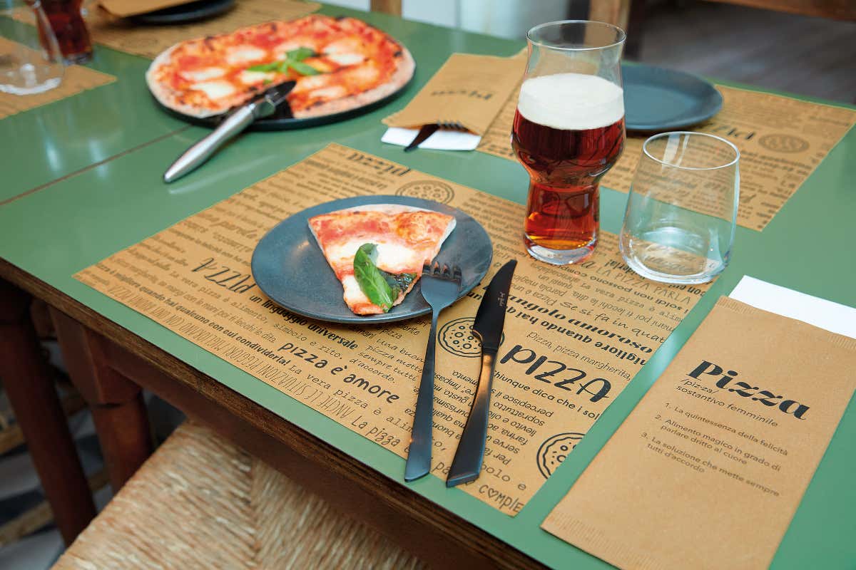 La mise en place diventa linguaggio: anche il tovagliato racconta l’identità di un locale