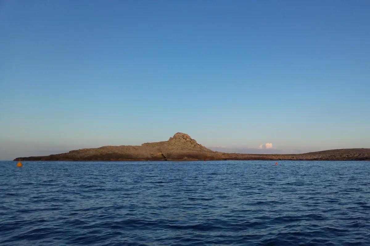 Favignana In barca l'estate non ha fine. Luoghi magici da scoprire a settembre