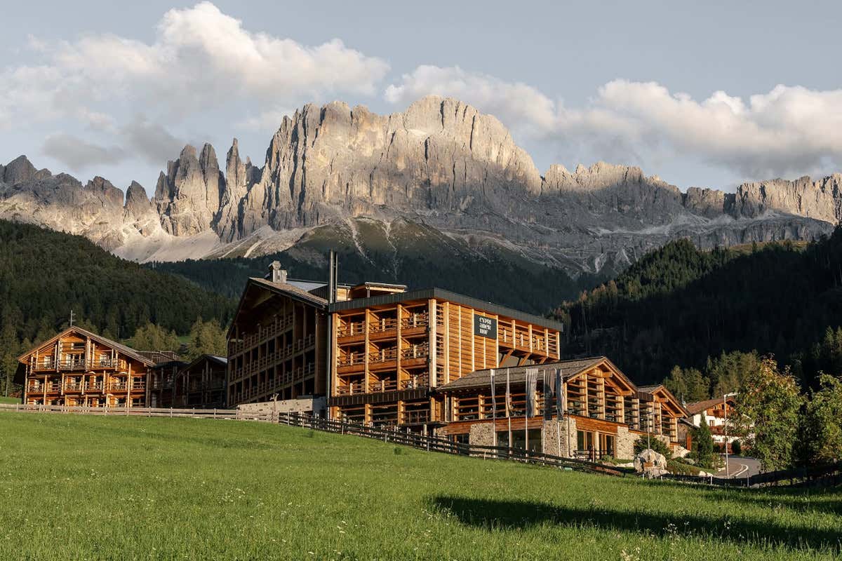 Quando l’opera incontra il paesaggio: il Cyprianerhof diventa palcoscenico culturale