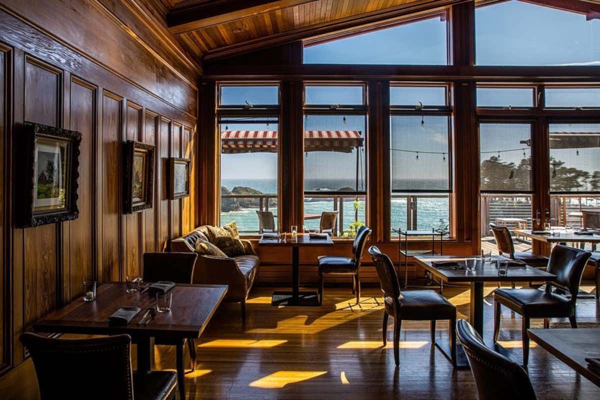 La sala dell'Harbor House Inn con vista sull'Oceano