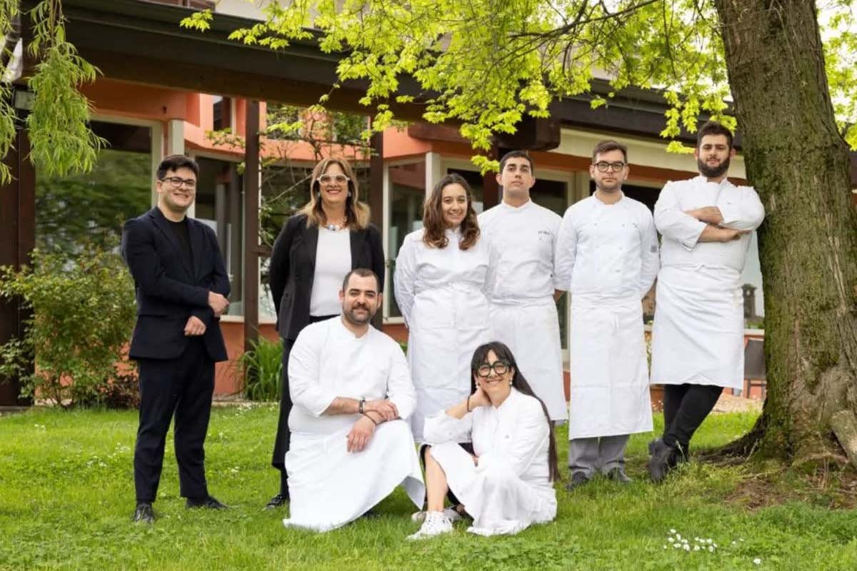 La chef Isa Mazzocchi con il team del ristorante La Palta