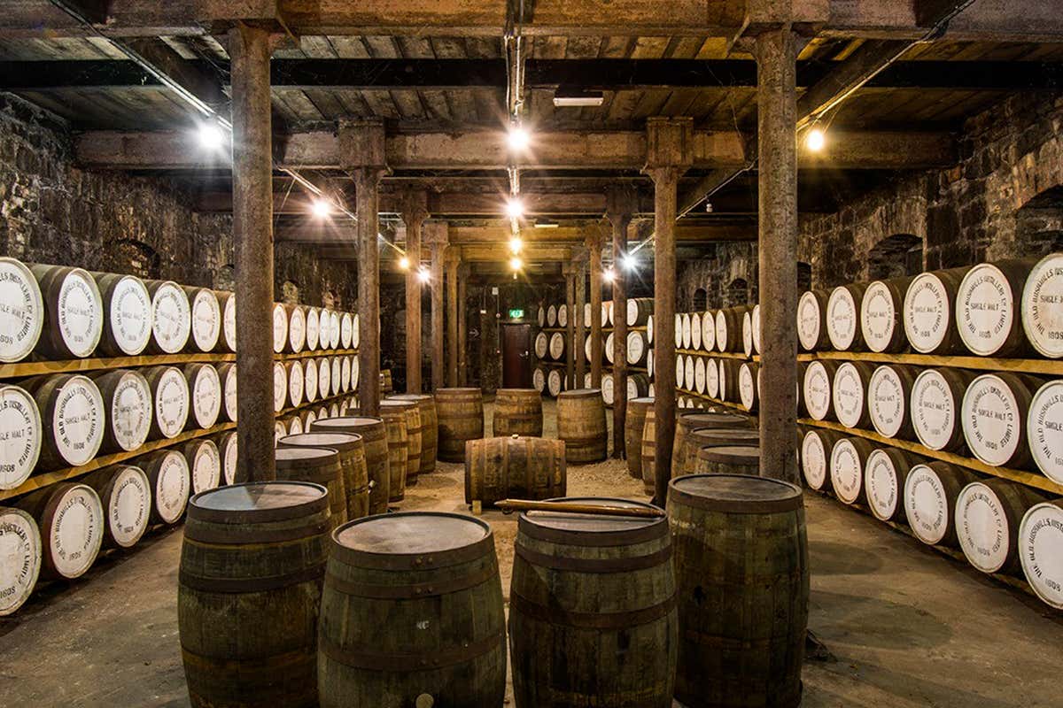 Nelle botti di rovere il whiskey Bushmills matura lentamente
