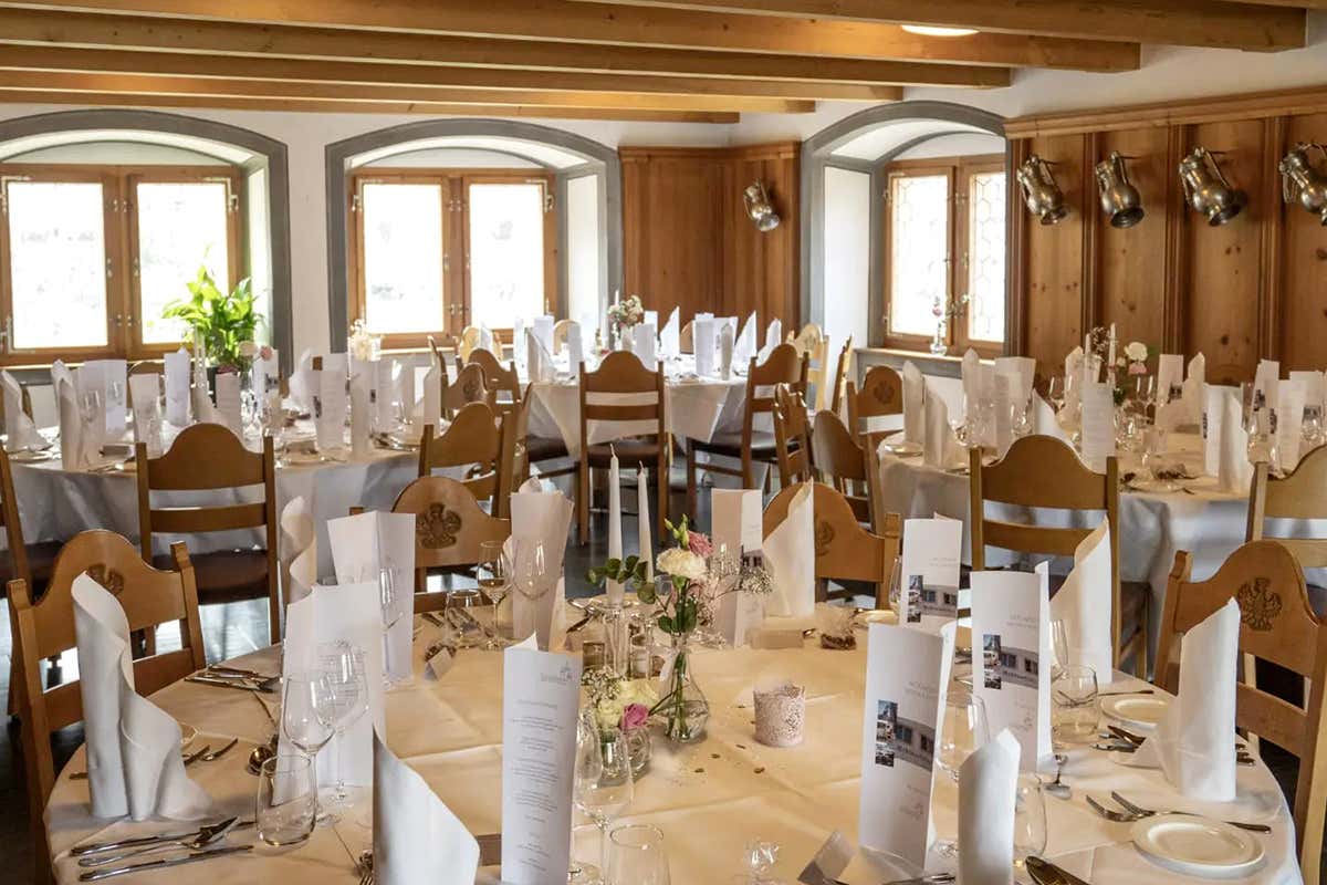 Una delle sala interne del ristorante Schlosskeller