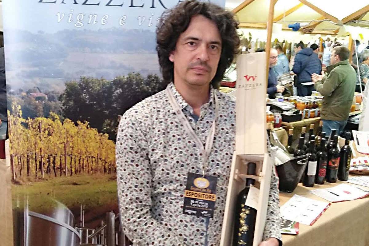 Fabiano Zazzera, titolare dell'omonima cantina, con una bottiglia di Grero