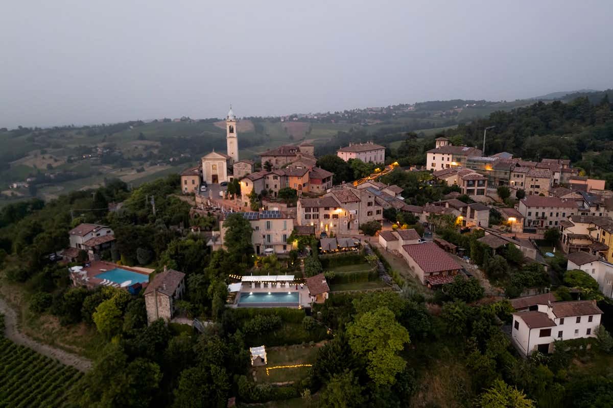 Il lusso di dormire in un borgo di 100 abitanti tra vigneti e silenzio (e tanti gatti)