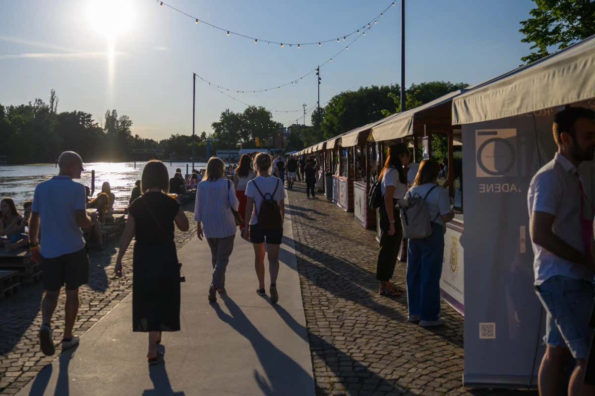 Calici d’Estate 2026 torna alla Darsena di Ferrara: vino, musica e degustazioni Calici d’Estate 2026 torna alla Darsena di Ferrara: vino, musica e degustazioni