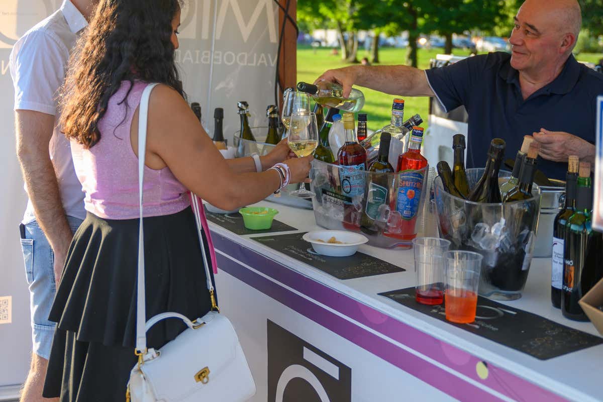 Calici d’Estate 2026 torna alla Darsena di Ferrara: vino, musica e degustazioni Calici d’Estate 2026 torna alla Darsena di Ferrara: vino, musica e degustazioni