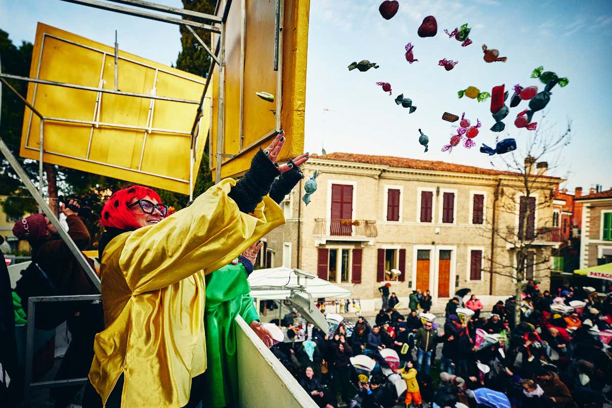 Il “getto”: dai carri allegorici vengono lanciati dolciumi, caramelle e cioccolatini