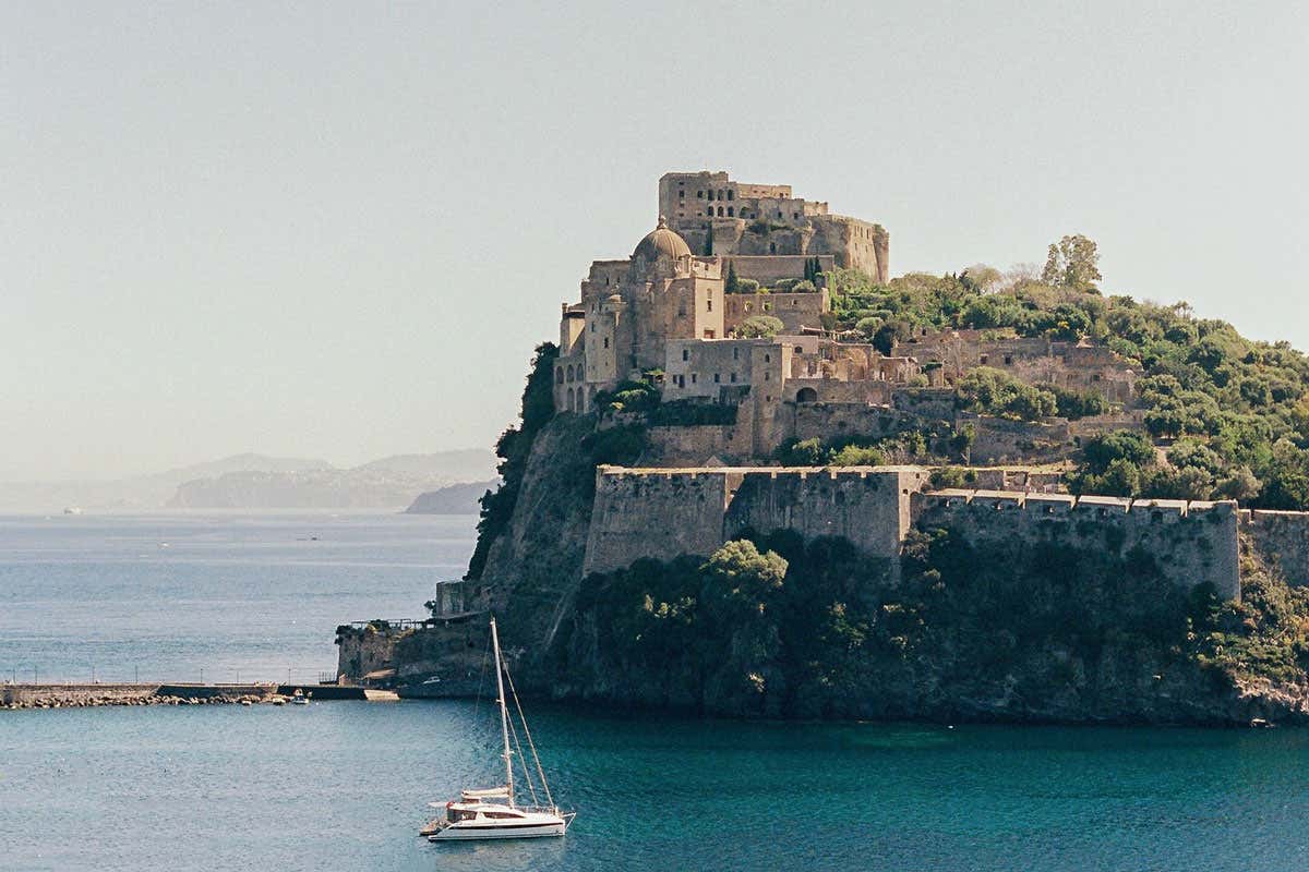 A Ischia c’è un luogo dove puoi cenare sospeso sul mare e dormire in un ex convento A Ischia c’è un luogo dove puoi cenare sospeso sul mare e dormire in un ex convento