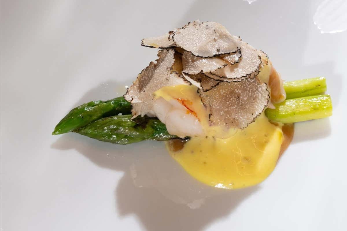 Harry's Piccolo Porec: Astice, asparagi, tartufo nero, salsa bernese alla pera