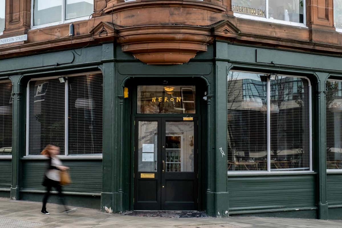L'elegante ingresso del ristorante stellato Heron a Leith, dove una cucina sostenibile celebra le eccellenze del territorio scozzese