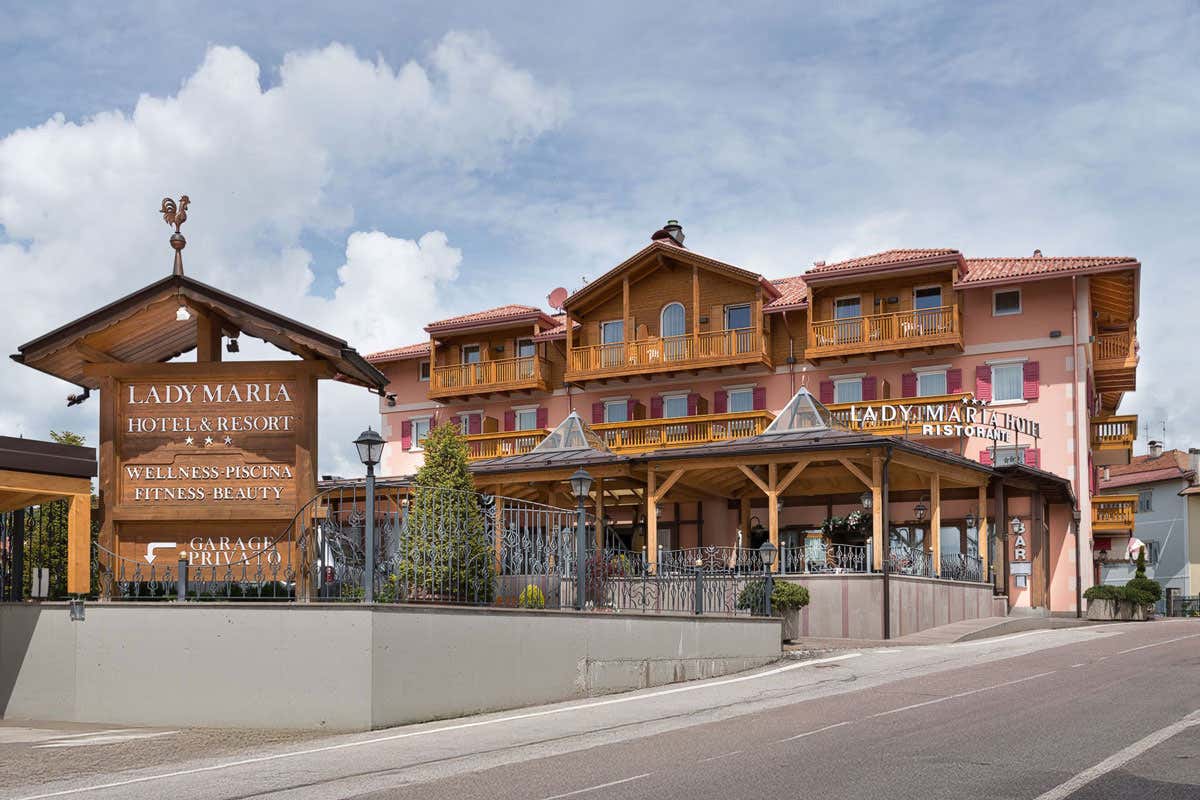 C’è una valle tra rovine ancestrali e silenzi inquieti, in cui la Mela Dop affascinò Sissi C’è una valle tra rovine ancestrali e silenzi inquieti, in cui la Mela Dop affascinò Sissi