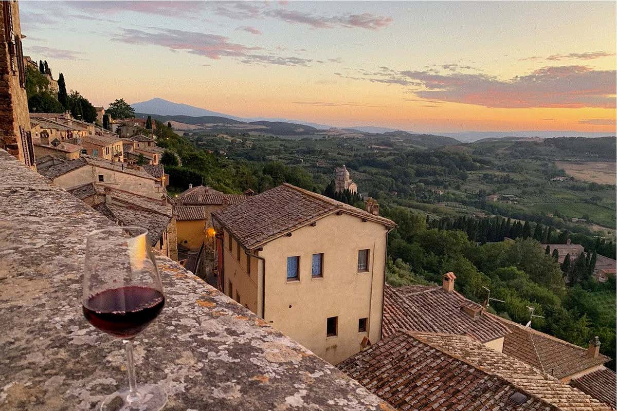 La vista monumentale sulla Val d'Orcia e sui vigneti di Vino Nobile dalla Locanda di San Francesco a Montepulciano