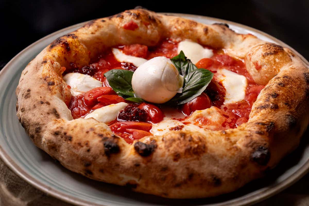 Stanco della solita pizza? A Pistoia trovi il padellino napoletano e la romana al mattarello Stanco della solita pizza? A Pistoia trovi il padellino napoletano e la romana al mattarello