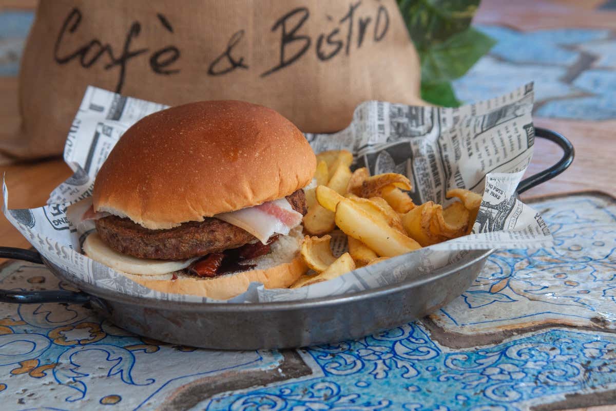 Un hamburger di Maat American Cafè