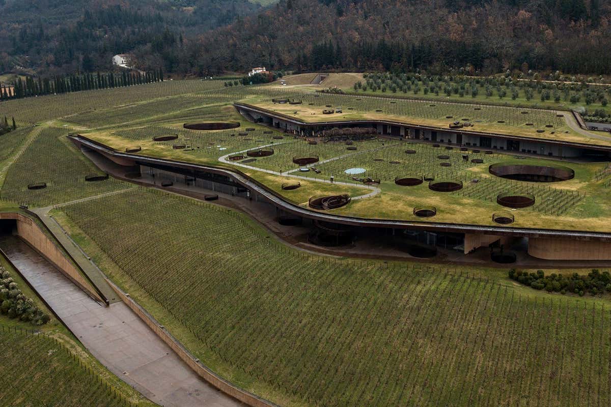 La cantina nel Chianti Classico rappresenta il centro del sistema produttivo e di accoglienza della famiglia Antinori