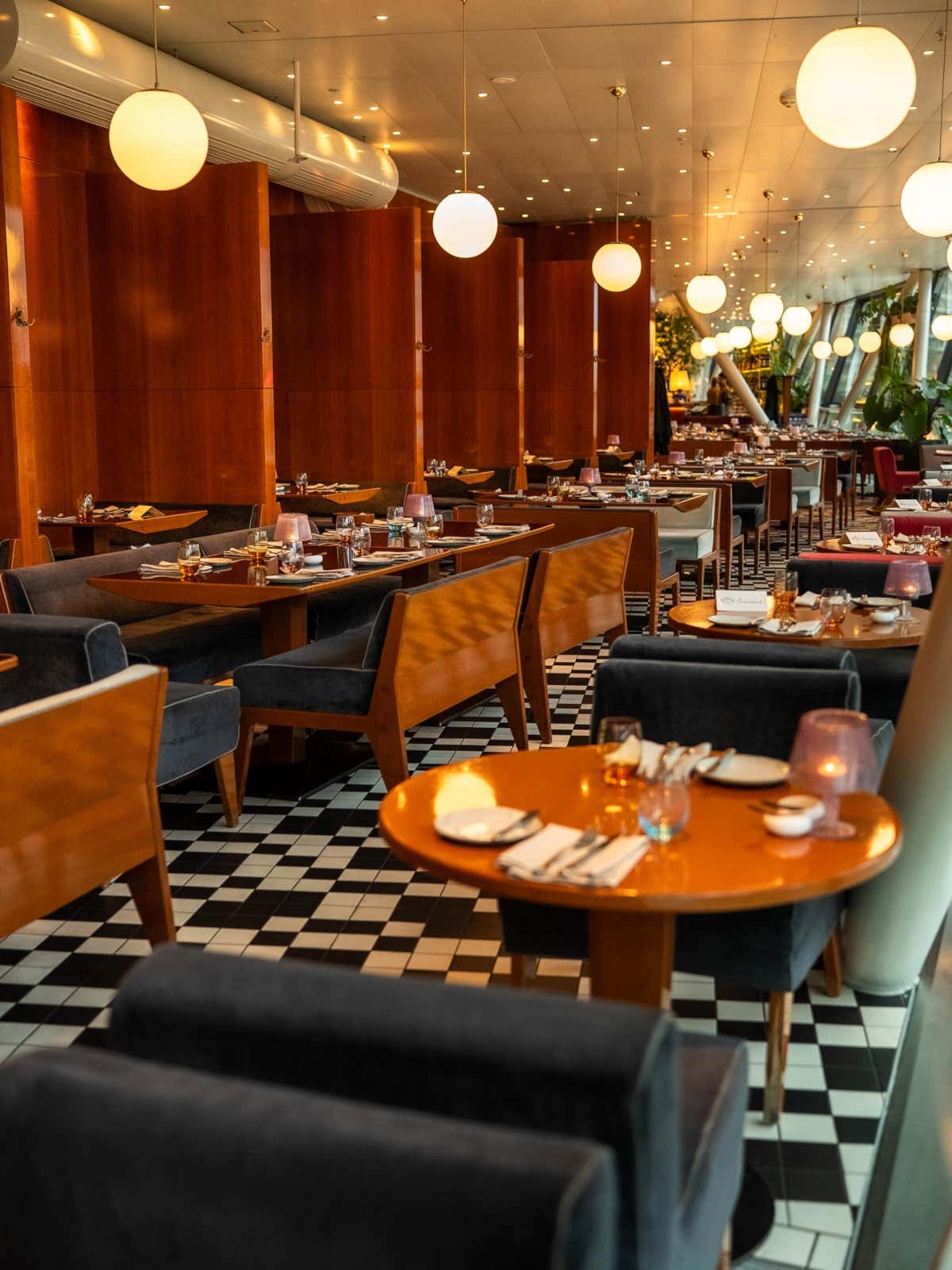 La sala interna del ristorante Motto am Fluss