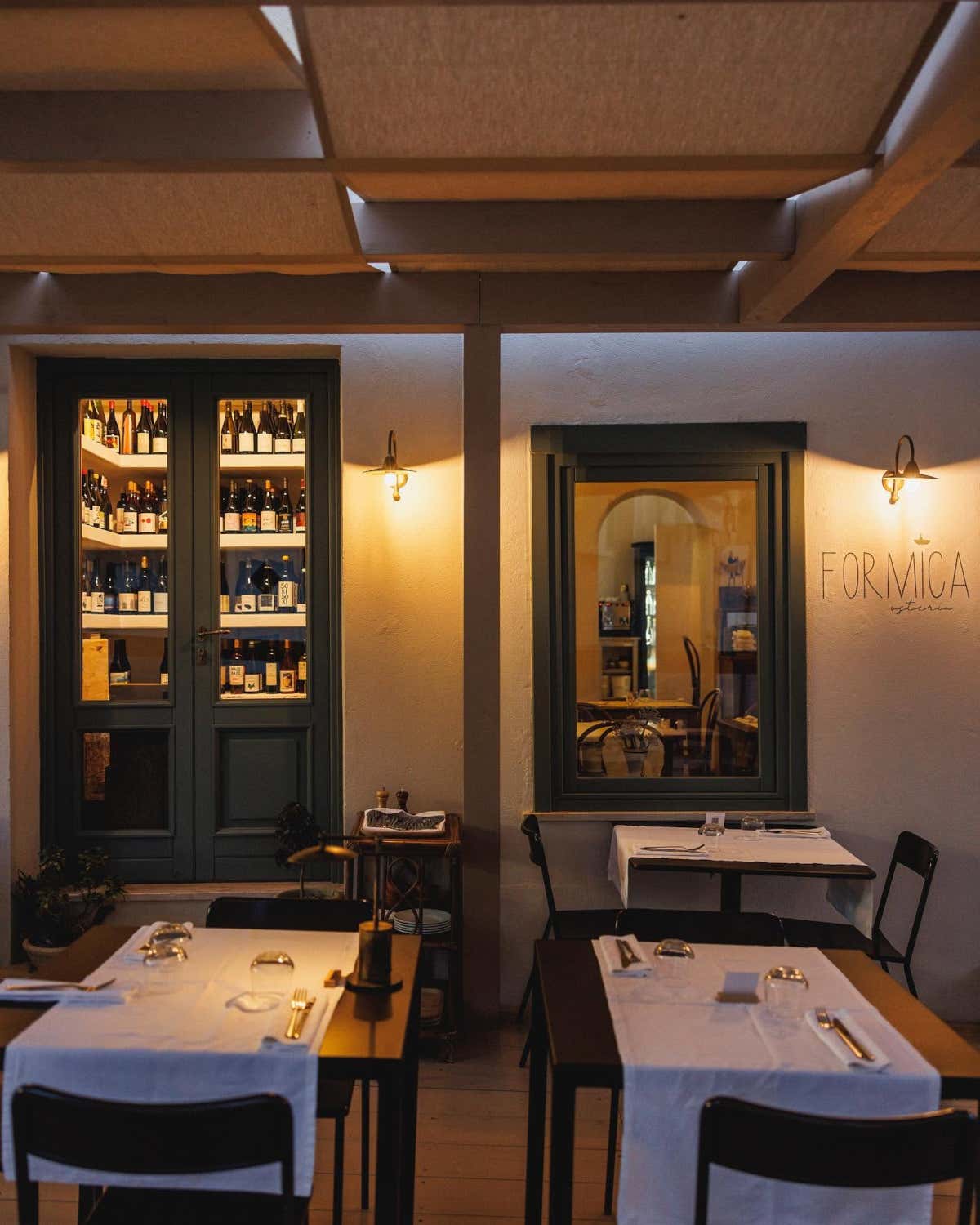 Un ambiente essenziale, intimo e curato: la sala dell’Osteria Formica riflette la filosofia del locale