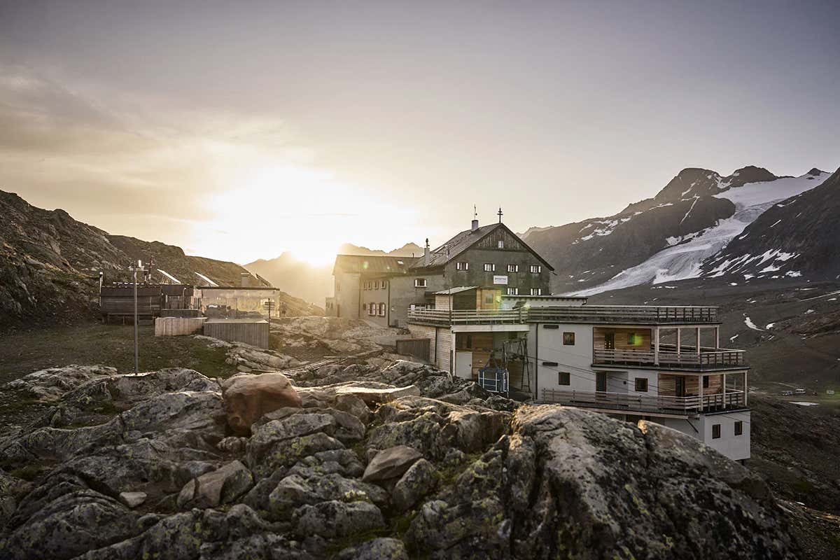 L'isolamento totale a quota 2.800 metri: ammirare la luna piena che illumina i ghiacciai perenni del Giogo Alto dalla terrazza panoramica del Rifugio Bella Vista